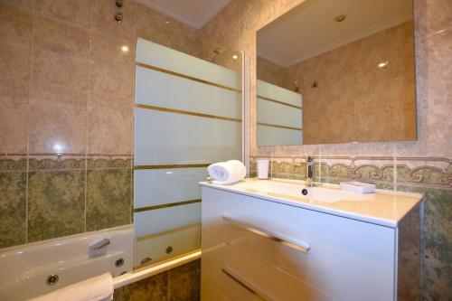 Ένα μπάνιο στο Taboada Leal Apartment 16