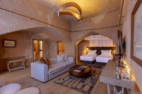 Postel nebo postele na pokoji v ubytování Avantgarde Refined Caves Of Cappadocia