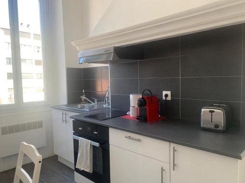 une cuisine avec un appareil rouge sur un comptoir dans l'établissement Appartement Atelier mistral, à Marseille