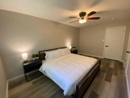 Un dormitorio con una cama y un ventilador de techo. en 3-BR Getaway Ideal for Families, en Houston