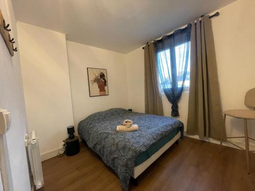 Giường trong phòng chung tại Vivez le Centre-ville et la Mer en Harmonie, appartement 1 chambre