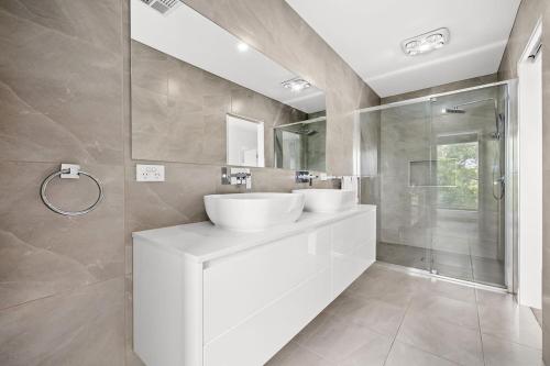 Ένα μπάνιο στο Domi Rentals - The Rayhur Residence