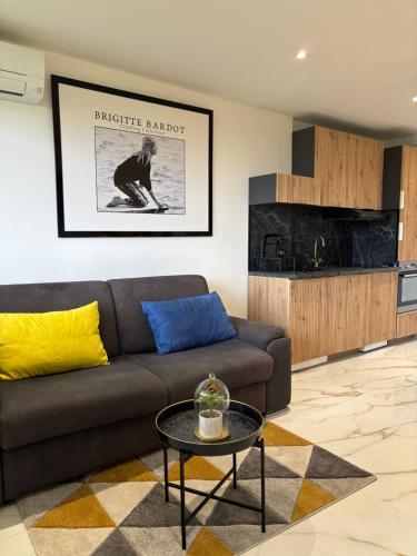 Gallery image of Studio SUPER Cannes résidence "LES HAUTS DE LA MIRANDOLE" in Vallauris