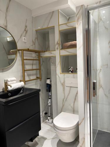 une salle de bain avec toilettes, lavabo et douche dans l'établissement Studio SUPER Cannes résidence 