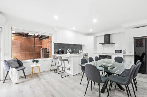 Η κουζίνα ή μικρή κουζίνα στο Domi Rentals - The Kanooka Home