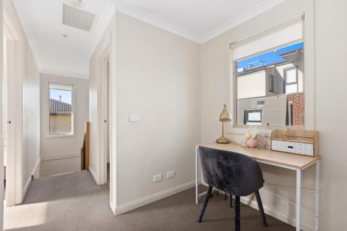 un ufficio con scrivania e finestra di Domi Rentals The Blackburn Residence a Notting Hill