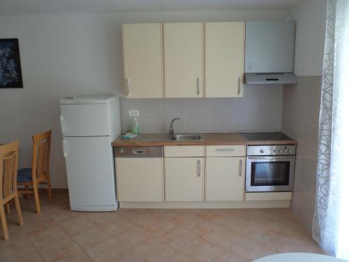 Dapur atau dapur kecil di Apartments Petrin