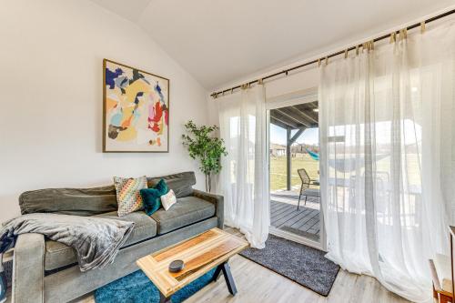 un soggiorno con un divano e un tavolo di 6 Mi to Lake Tawakoni Texas Family Home a Point