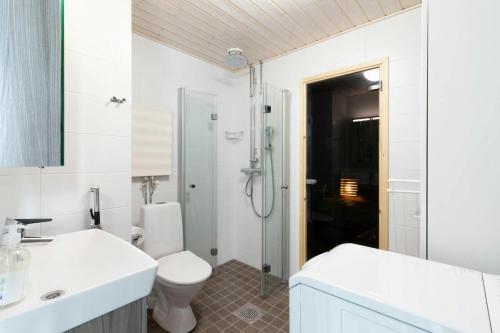 Koupelna v ubytování Convenient Apartment for 2 with Sauna in Vuosaari