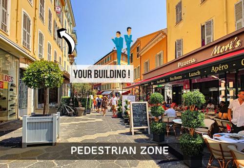 Une rue avec des gens qui marchent dans la rue dans l'établissement Nestor&Jeeves - VOGUE BEACH - Central - Near Beach, à Nice