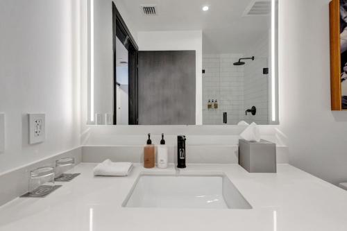 Un baño blanco con lavabo y ducha en Luxury Miami Studio Stunning Bay View, en Miami
