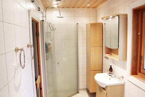 a bathroom with a shower and a sink at Tallbarren in Rälla
