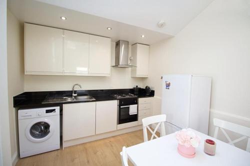 Η κουζίνα ή μικρή κουζίνα στο Lovely 1-Bedroom Flat in London near Blackhorse Rd