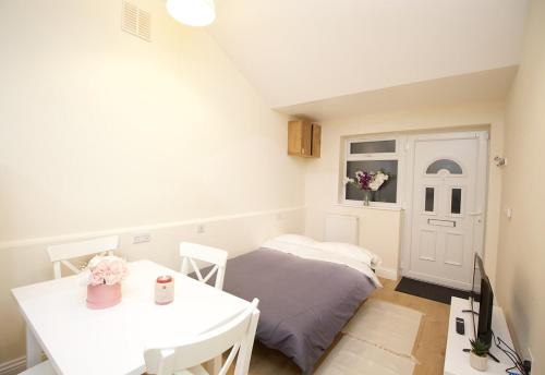 Χώρος καθιστικού στο Lovely 1-Bedroom Flat in London near Blackhorse Rd
