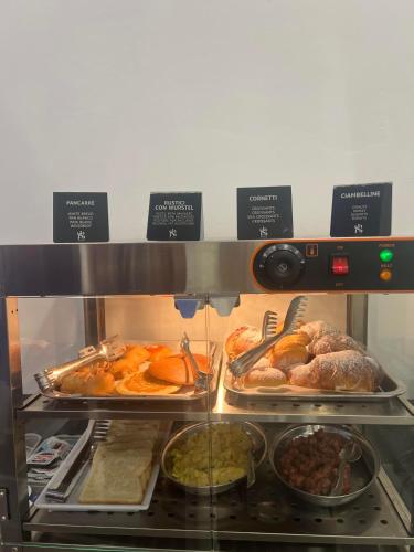 B&B Smart Station Caserta في كازيرتا: مخبز بأنواع مختلفة من الخبز والمعجنات