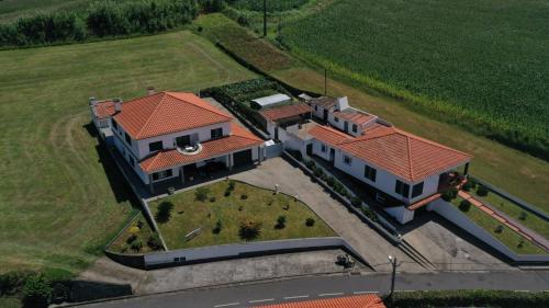 an overhead view of a large house with a red roof at Pérola Achadense Guesthouse in Achada