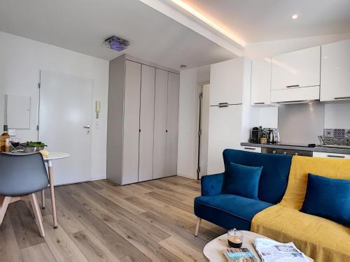 un salon avec un canapé bleu et une cuisine dans l'établissement Nestor&Jeeves - COZY CLOUD - Central - Near Beach, à Nice