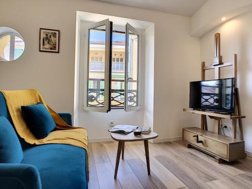 un salon avec un canapé bleu et une télévision dans l'établissement Nestor&Jeeves - COZY CLOUD - Central - Near Beach, à Nice