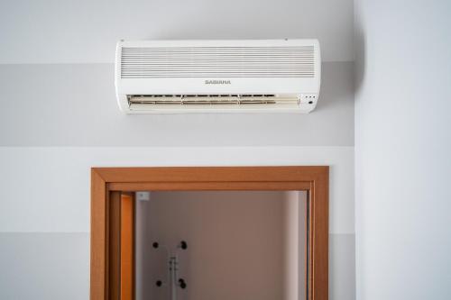 a air conditioner on the ceiling of a room at Residence Due Spade - Free Parking in Melzo