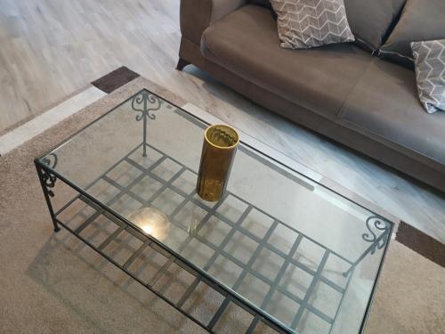 une table basse en verre avec une tasse dessus dans l'établissement L échappée Belle Elégant Central, à Obernai