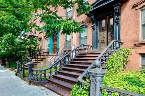un conjunto de escaleras frente a un edificio de ladrillo en Charming Studio Near Yale Downtown New Haven, en New Haven