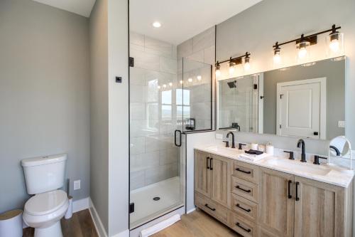 Un baño de 6 Mi to Chattanooga Home with Balcony and Dtwn Views!