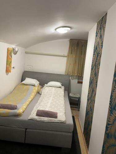 a small bedroom with two beds in it at Centrum Apartman in Debrecen
