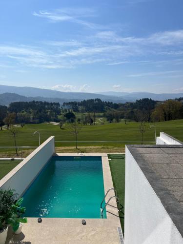 Hồ bơi trong/gần Moradia Vila Golfe