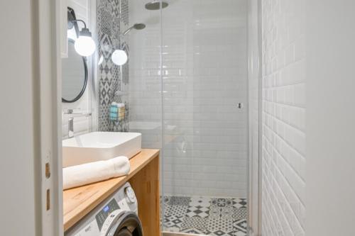 une salle de bain avec un lavabo et une machine à laver dans l'établissement Charming Apartment 1 BED 4PPL Near the Center, à Paris