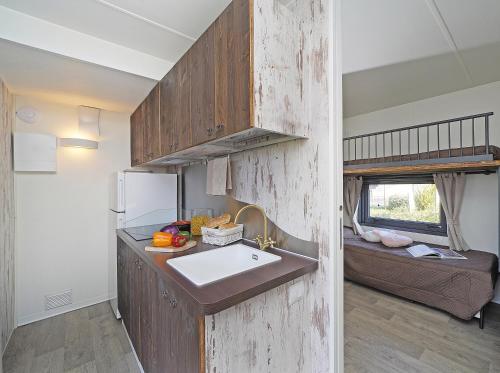 Una cocina o zona de cocina en Fornella Camping & Wellness family resort