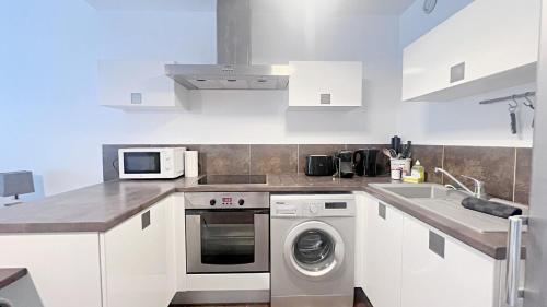 une cuisine avec un évier et un lave-vaisselle dans l'établissement La Bella Terrazza, à Nice