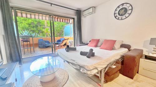 - une chambre dotée d'un lit avec une horloge murale dans l'établissement La Bella Terrazza, à Nice