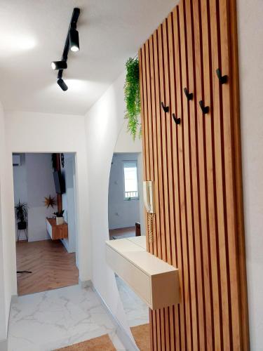 a room with a wooden partition with a bench at Apartman Lenka Bijeljina in Bijeljina
