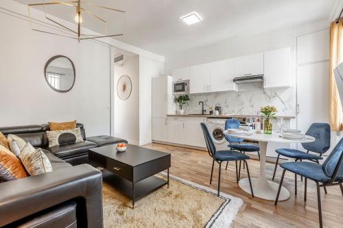 un salon avec un canapé et une table dans l'établissement A32#Republique # Marais # 1BedRoom # Paris03 # AC, à Paris