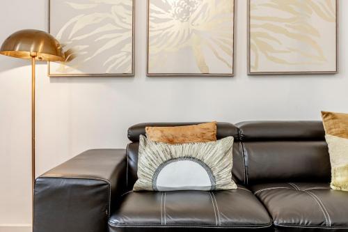 - un salon avec un canapé en cuir et une lampe dans l'établissement A32#Republique # Marais # 1BedRoom # Paris03 # AC, à Paris