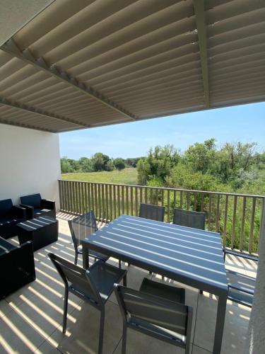 T2 climatise 4 pers avec terrasse vue campagne piscine et parking V0773