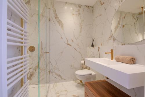une salle de bain avec un lavabo, des toilettes et une douche dans l'établissement La Guitare 21 - Cozy studio in center of Cannes, just behind Grand Hotel, à Cannes