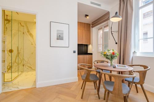 une cuisine et une salle à manger avec une table et des chaises dans l'établissement La Guitare 21 - Cozy studio in center of Cannes, just behind Grand Hotel, à Cannes