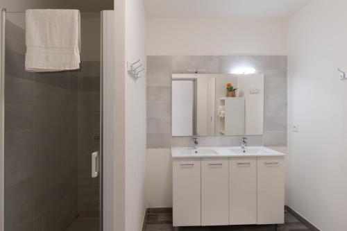 Ένα μπάνιο στο Nouveau ! Villa des vignes Piscine & Clim
