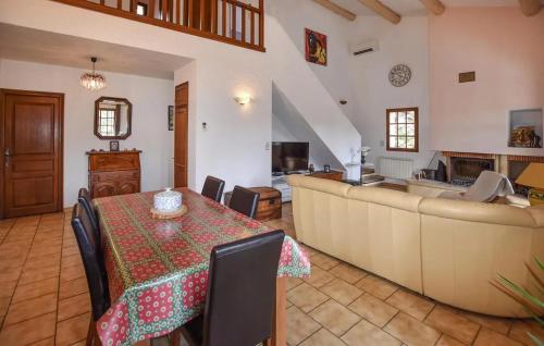 un salon avec une table et un canapé dans l'établissement Maison provençale avec cheminée à Loriol-du-Comtat, jardin privatif, à Loriol-du-Comtat
