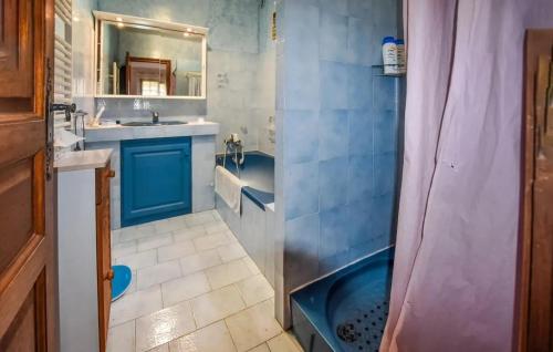 ロリオル・デュ・コンタにあるMaison provençale avec cheminée à Loriol-du-Comtat, jardin privatifのシャワー、洗面台、浴槽を備えたバスルーム