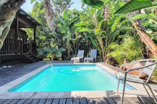 Piscina en o cerca de Peaceful cabin with pool on tropical south coast