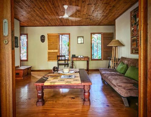 Zona de estar de Peaceful cabin with pool on tropical south coast