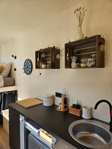 Kuchyň nebo kuchyňský kout v ubytování Tiny House dans les montagnes, JURA