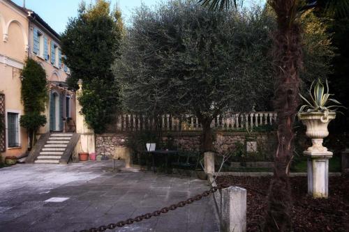 a chain is tied to a tree in front of a house at Residenza Paulonia in Volta Mantovana