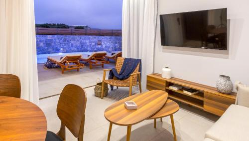 TV a/nebo společenská místnost v ubytování Stefi Villas - Deluxe Pool Bliss Retreats