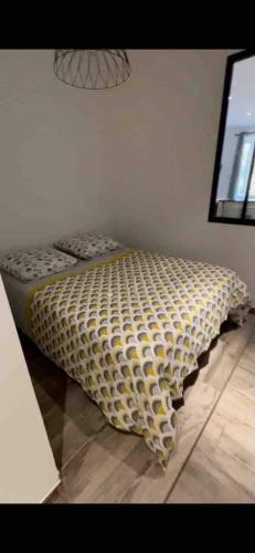 - un lit dans un coin de pièce dans l'établissement Lovely apartment in Sartène, à Sartène