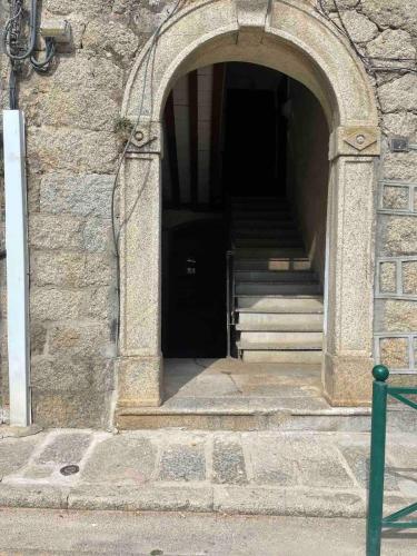 un accès à un bâtiment avec une porte ouverte dans l'établissement Lovely apartment in Sartène, à Sartène