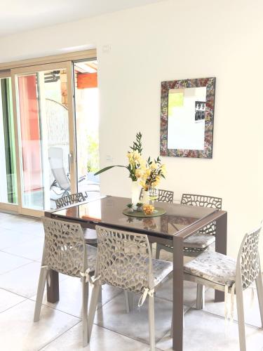 a dining room with a table and chairs at Ca' Campitol in Torri del Benaco