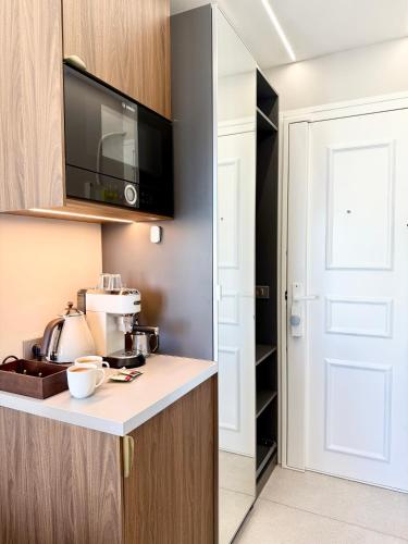 une cuisine avec une cafetière sur un comptoir dans l'établissement Suite vue Tour Eiffel, à Paris